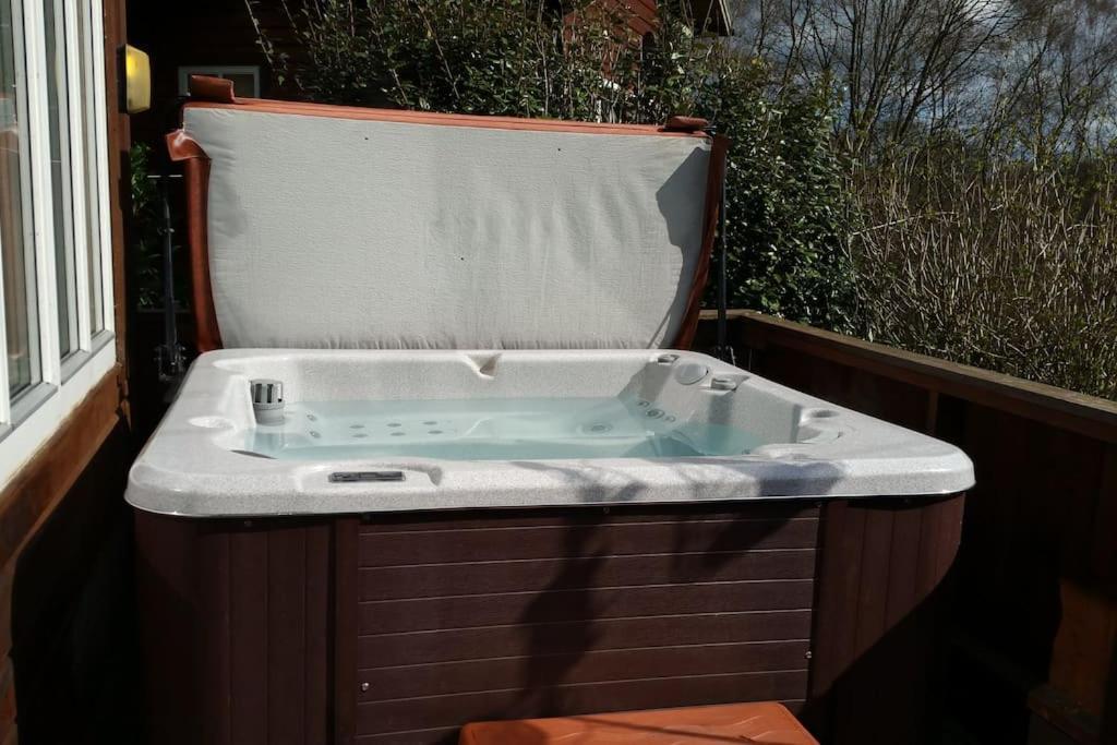 Luxury Peak District Lodge, Hot Tub, Log Burner, Nr Lake Rudyard Εξωτερικό φωτογραφία